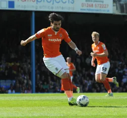 Elliot Lee on the ball