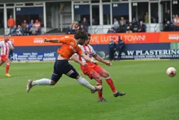 Elliot Lee fires in a shot