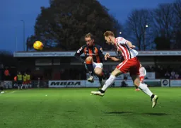 Danny Green tries to block Connor Ogilvie from clearing the ball
