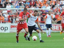 Josh McQuoid fights for the ball with Tom Davies