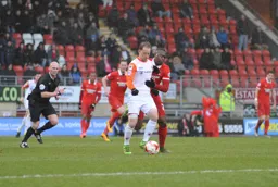The referee keeps a keen eye on Danny Green and Jerome Williams