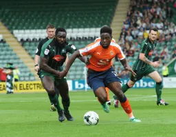 Pelly Mpanzu holds off his man