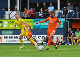 Andrew Shinnie makes a pass