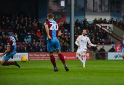 Andrew Shinnie shoots and scores