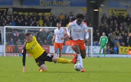 Pelly Mpanzu tried to evade the tackle