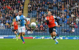 Harry Cornick in a footrace with Elliott Bennett