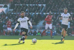 Elliot Lee plays a pass