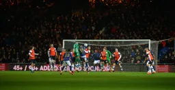 Brentford throwing everything at the Town from a corner to try and find an equaliser