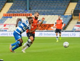 Elliot Lee battling with Osman Kakay