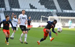 Pelly-Ruddock Mpanzu in an unusual pose