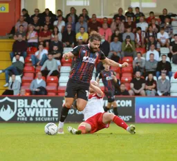 Elliot Lee loses the ball