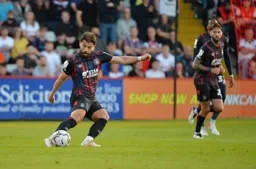 Elliot Lee sends a raking pass