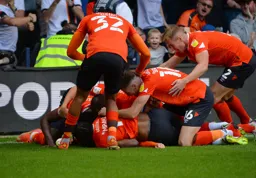 It's a bundle, everyone is ontop of Luke Berry after opening the scoring