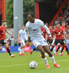 Carlos Mendes Gomes preparing to send a cross in