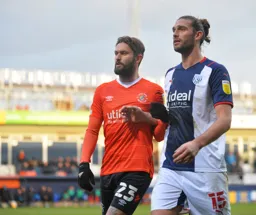 Henri Lansbury tustling with Andy Carroll