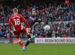 Henri Lansbury letting fly with a full blooded shot