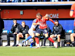 Cauley Woodrow tuusles with a defender