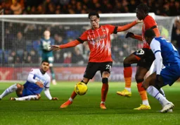 Louie Watson and Amari1`i Bell both go for the ball