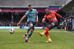 Amari'i Bell gets in a cross