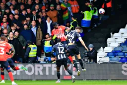 Elijah Adebayo outjumps Wesley Hoedt