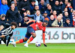 Amari`i Bell loses balance and the crowd appeals