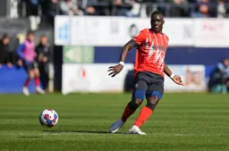 Marvelous Nakamba makes a midfield pass