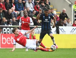 Cody Drameh skips over Leo Hjelde`s challenge