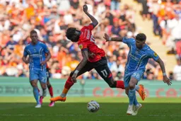 Elijah Adebayo escapes the clutches of Gustavo Hamer