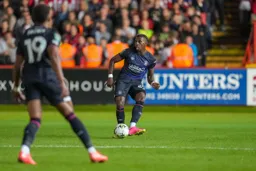 Amari’i Bell passing forward