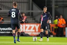 Mads Andersen passing out to Luke Berry