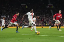 Issa Kabore looks for a teammate