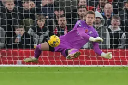 Thomas Kaminski makes another brave save