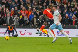 Elijah Adebayo fires from distance