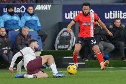 Andros Townsend skips past Gvardiol