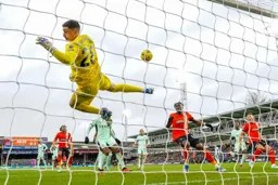 Chelsea keeper does not know where the ball is