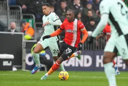 Amari’i Bell moves into attack