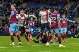 A glance to the linesman