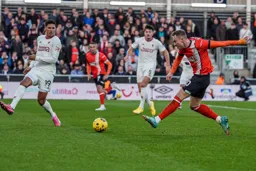 Cauley Woodrow lets fly