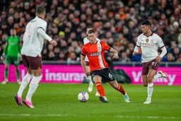 Ross Barkley surrounded