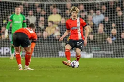 Daiki Hashioka passing forward