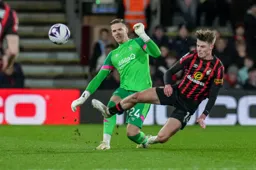 Thomas Kaminski makes the ball his