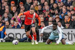 Jordan Clark makes his marker fall down