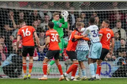 Thomas Kaminski makes the save look easy