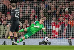 Thomas Kaminski going down to save