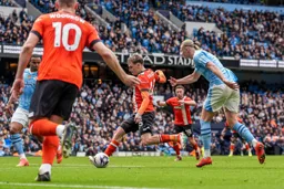 Alfie Doughty tries a shot